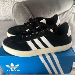 Adidas Courts Size 8 1/2 (Unisex)